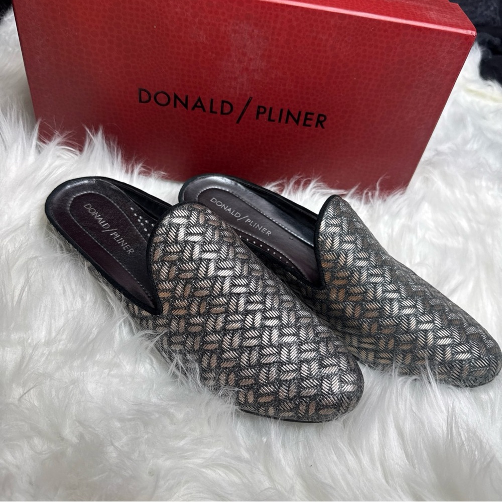 Donald J. Pliner Women’s Woven Black and Gray Slip-Ons